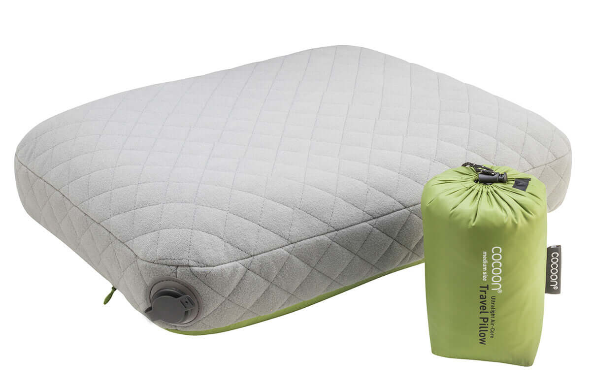 Das Cocoon Air Core Pillow Ultralight ist ein ultraleichtes Reise und Campingkissen, erhältlich in mehreren Ausführungen, im Outdoor Online Shop FluxPerfect