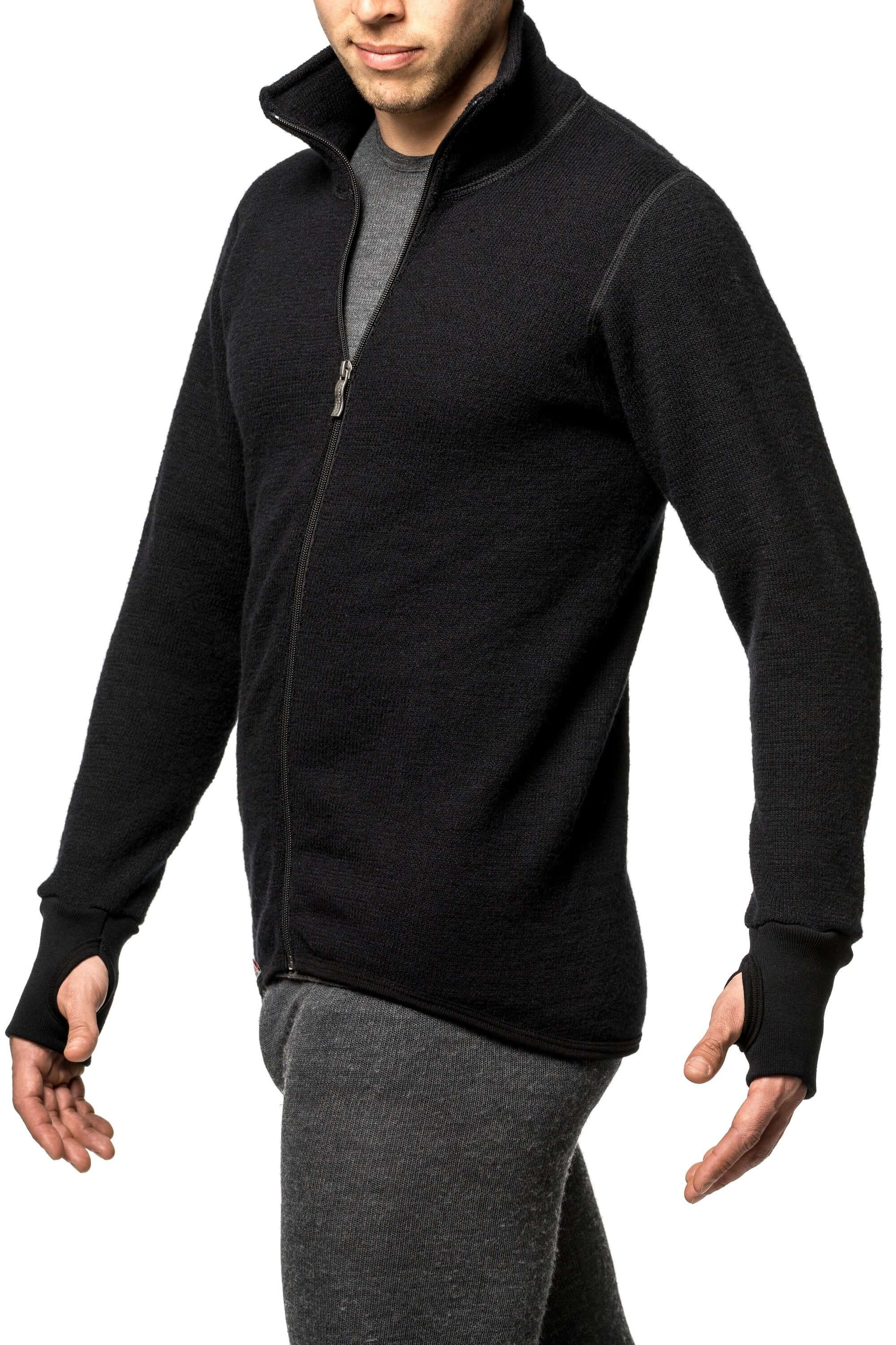 Die Woolpower Full Zip Jacket 600, die wärmste Merino Jacke von Woolpower, ideal für alle Winterabenteuer, erhältlich im Outdoor Online Shop FluxPerfect