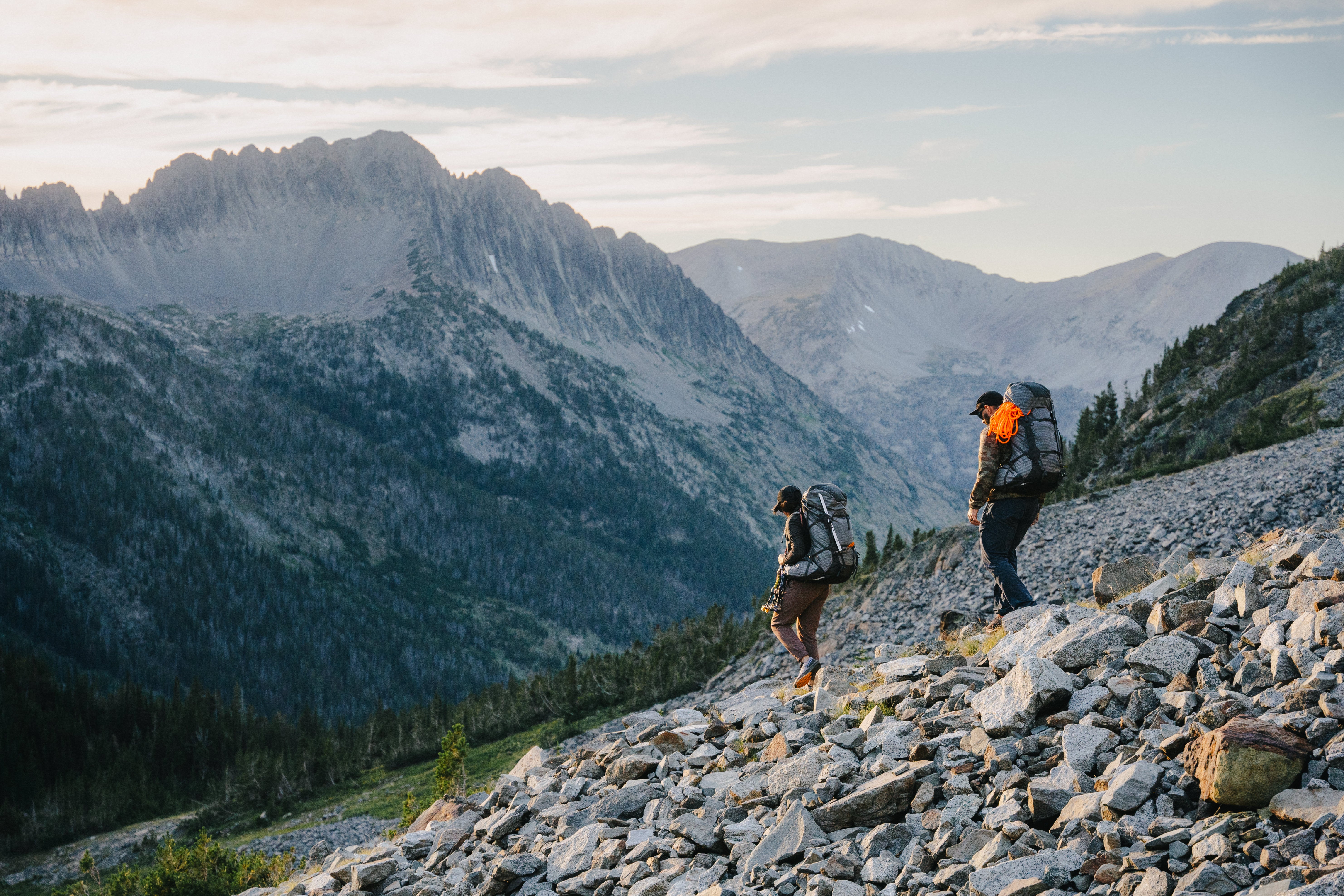 Geschenk Outdoor Fans - Outdoor Online Shop FluxPerfect, Pärchen beim Wandern in den Bergen