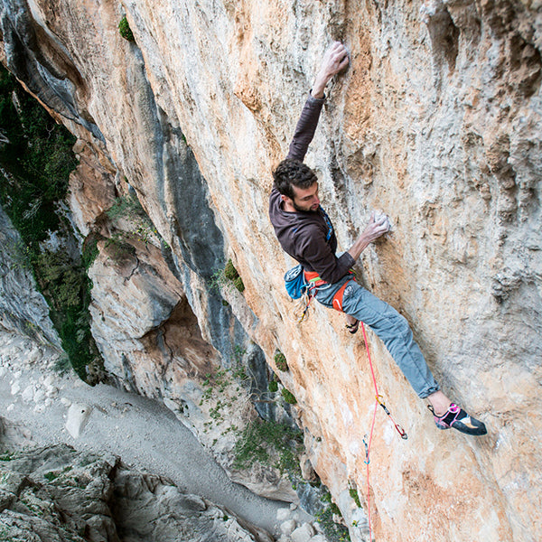 kletter ausrüstung von flux perfect, kletterer am fels