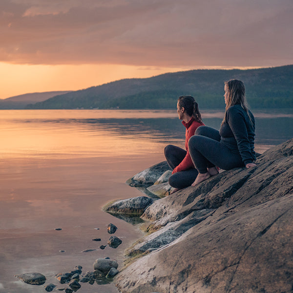 outdoor bekleidung von flux perfect, zwei frauen am see beim sonnenuntergang