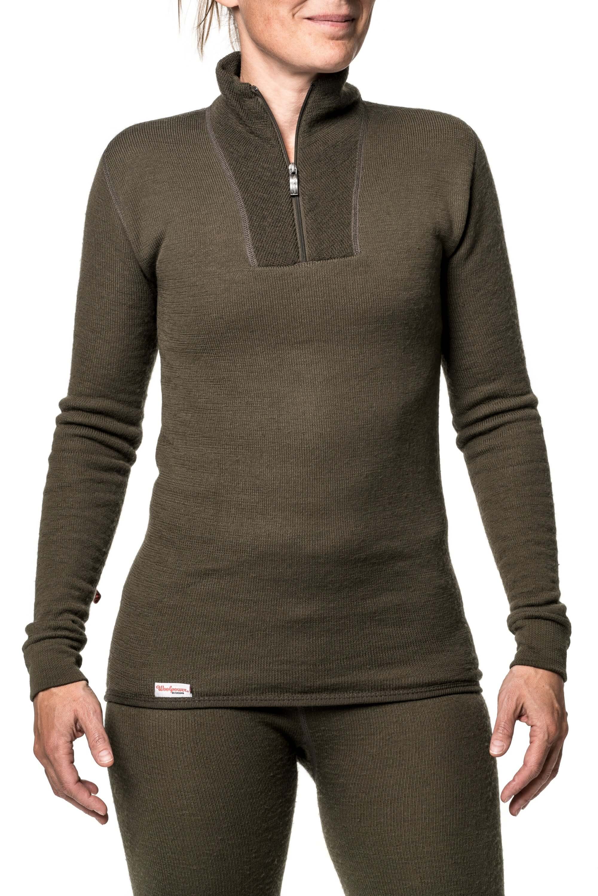 Das Woolpower Zip Turtleneck 200, feinstes Merino Langarm Shirt mit Zip Kragen, ideal für deine Winterabenteuer, erhältlich im Outdoor Online Shop FluxPerfect