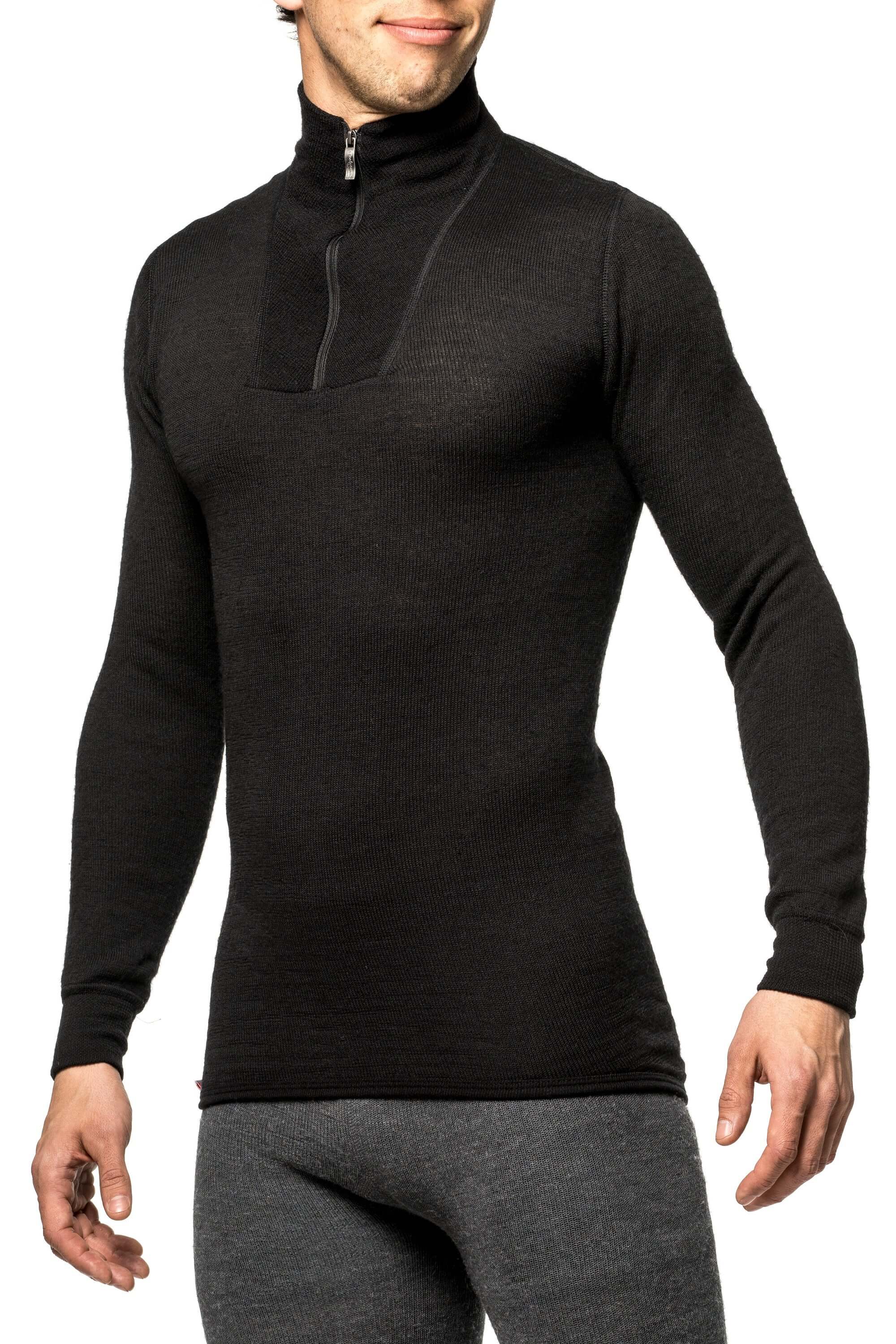Das Woolpower Zip Turtleneck 200, feinstes Merino Langarm Shirt mit Zip Kragen, ideal für deine Winterabenteuer, erhältlich im Outdoor Online Shop FluxPerfect