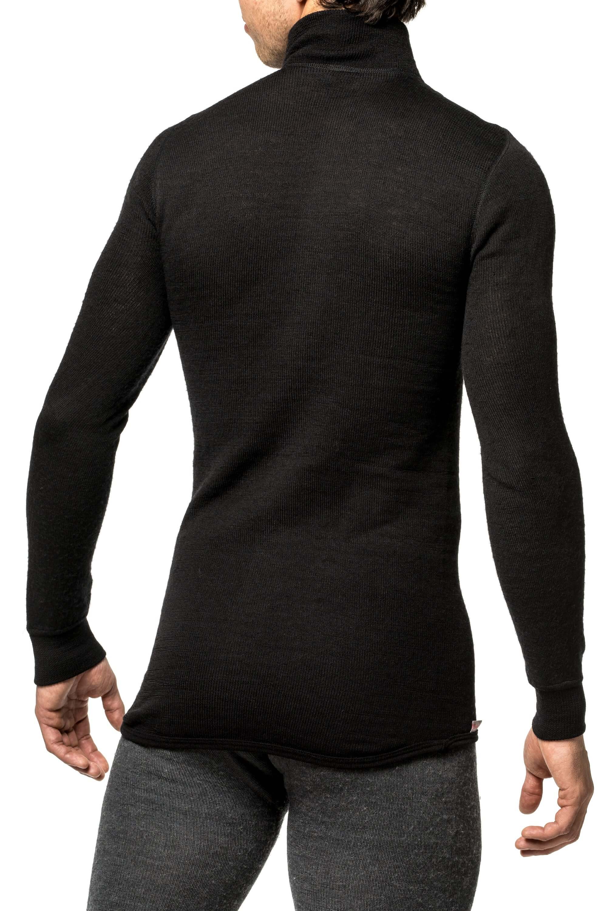 Das Woolpower Zip Turtleneck 200, feinstes Merino Langarm Shirt mit Zip Kragen, ideal für deine Winterabenteuer, erhältlich im Outdoor Online Shop FluxPerfect