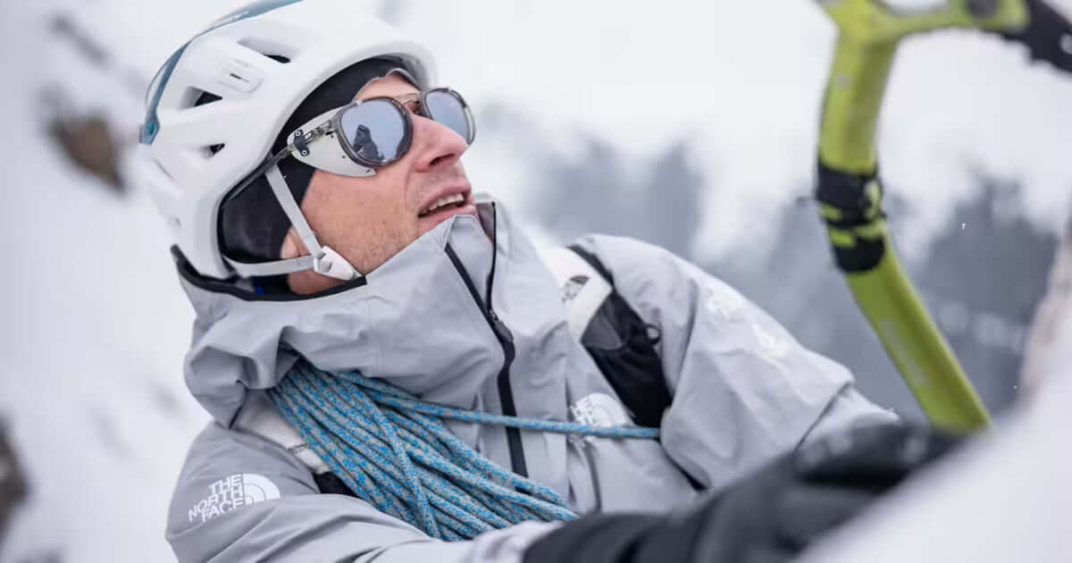 Julbo Sonnenbrille im Einsatz beim Eisklettern - Perfekt für dein nächstes Outdoor Abenteuer
