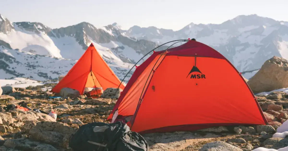 Zwei MSR Zelte im hochalpinen Gelände – robustes Outdoor Zelt & Camping Equipment im Einsatz
