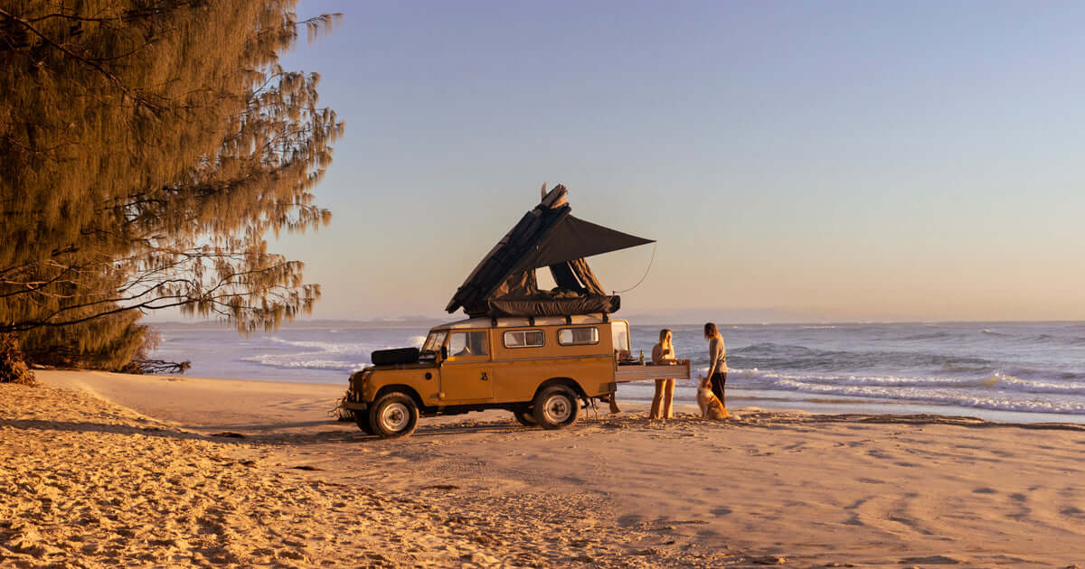 Outdoor Bestseller, Jeep am Strand mit Pärchen