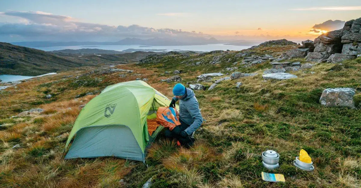 Ein Mann beim Campen in Norwegen, mit seinem Nemo Outdoor Equipment