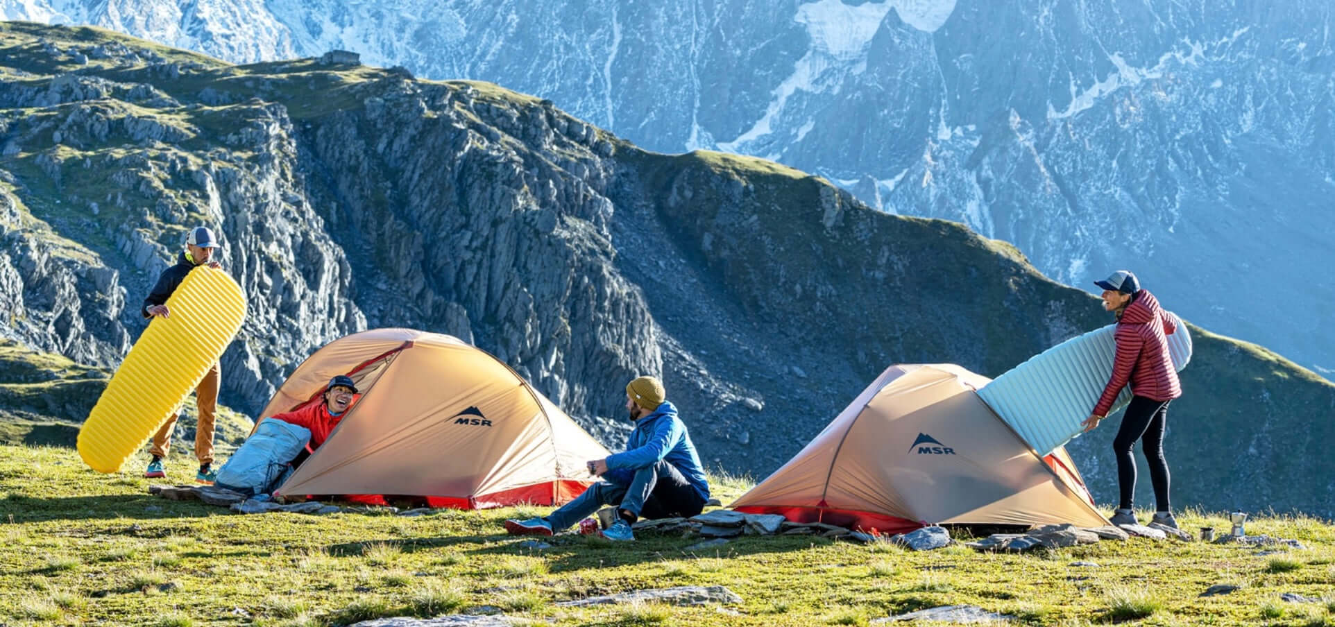 Drei Personen beim Zelten in den Bergen – mit Therm-a-Rest Isomatte & Camping Equipment im Einsatz