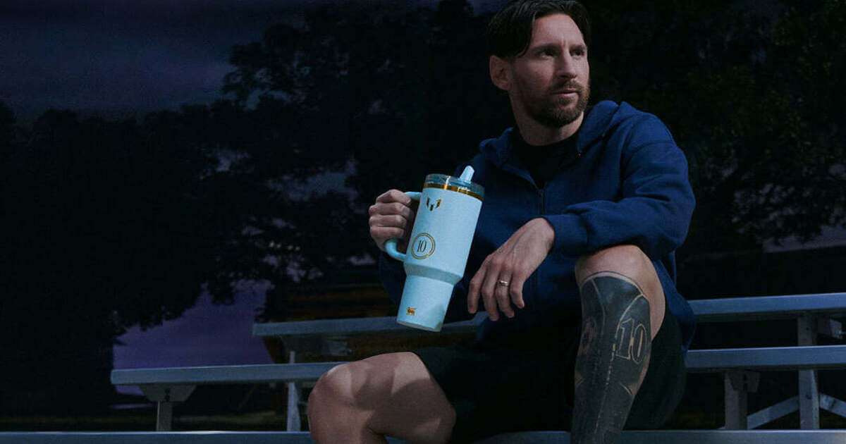 Der Fusballspieler Messi mit seiner Signature Stanley Flasche - ideal für Fans und dein Outdoor Equipment