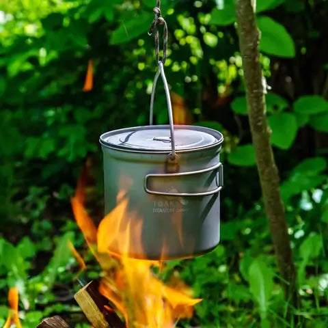 Ein Toaks Geschirr über offenem Feuer, robust und ultraleicht - perfekte Ergänzung zu deinem Camping Equipment