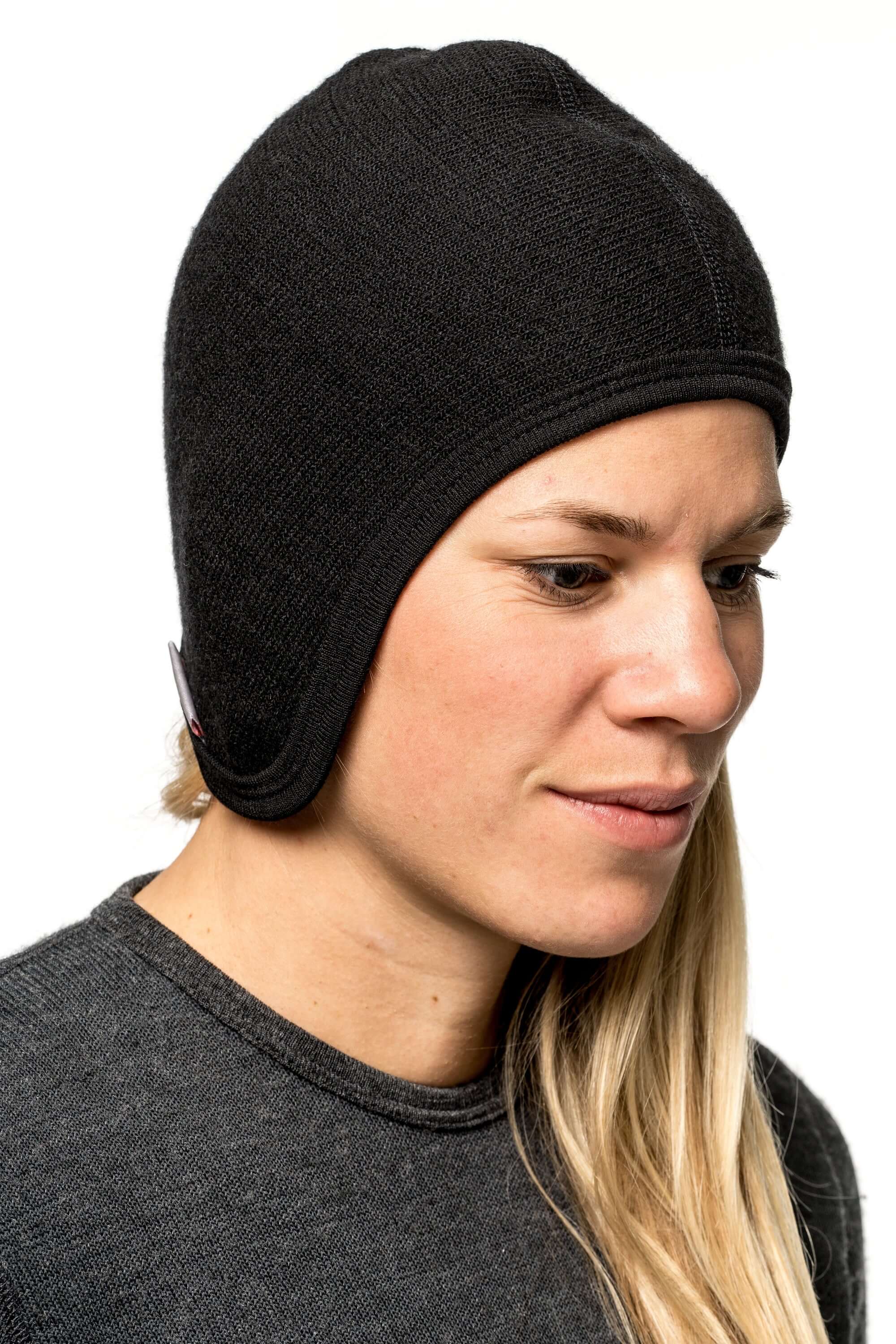 Die Woolpower Helmet Cap 400, eine Helmmütze, ideal für Arbeit und Sport im Winter, erhältlich im Outdoor Online Shop FluxPerfect