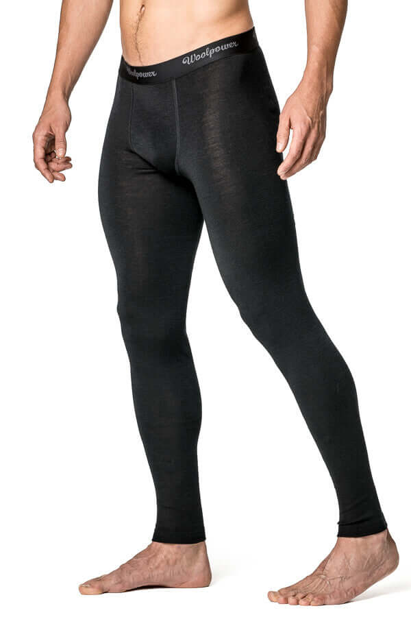 Die Woolpower Long Johns M's LITE, ideal für alle Männer die Aktiv unterwegs sind, erhältlich im Outdoor Online Shop FluxPerfect
