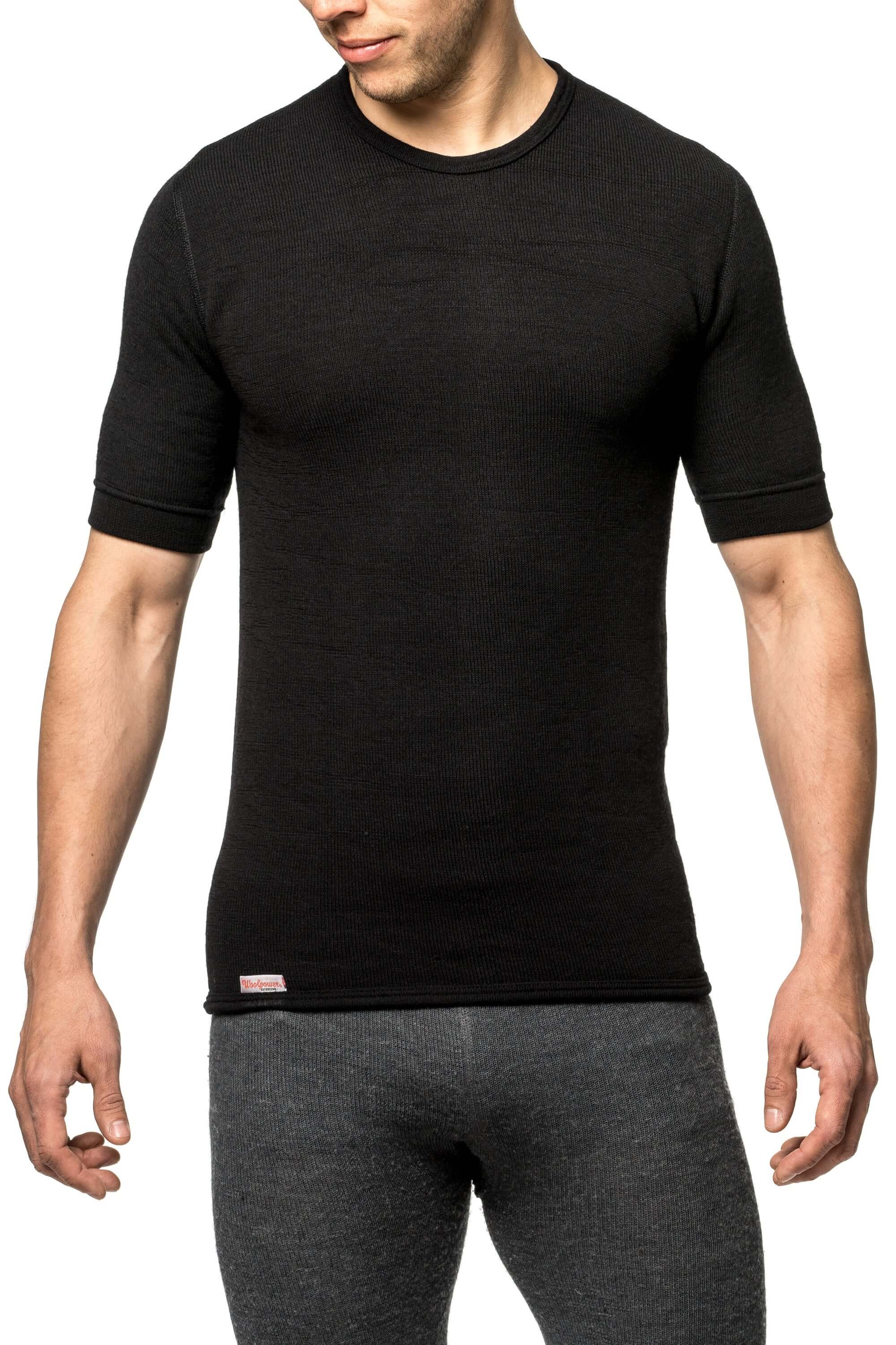 Das Woolpower Tee 200, aus feinster Merinowolle, ideal für alle die Aktiv unterwegs sind, erhältlich im Outdoor Online Shop FluxPerfect