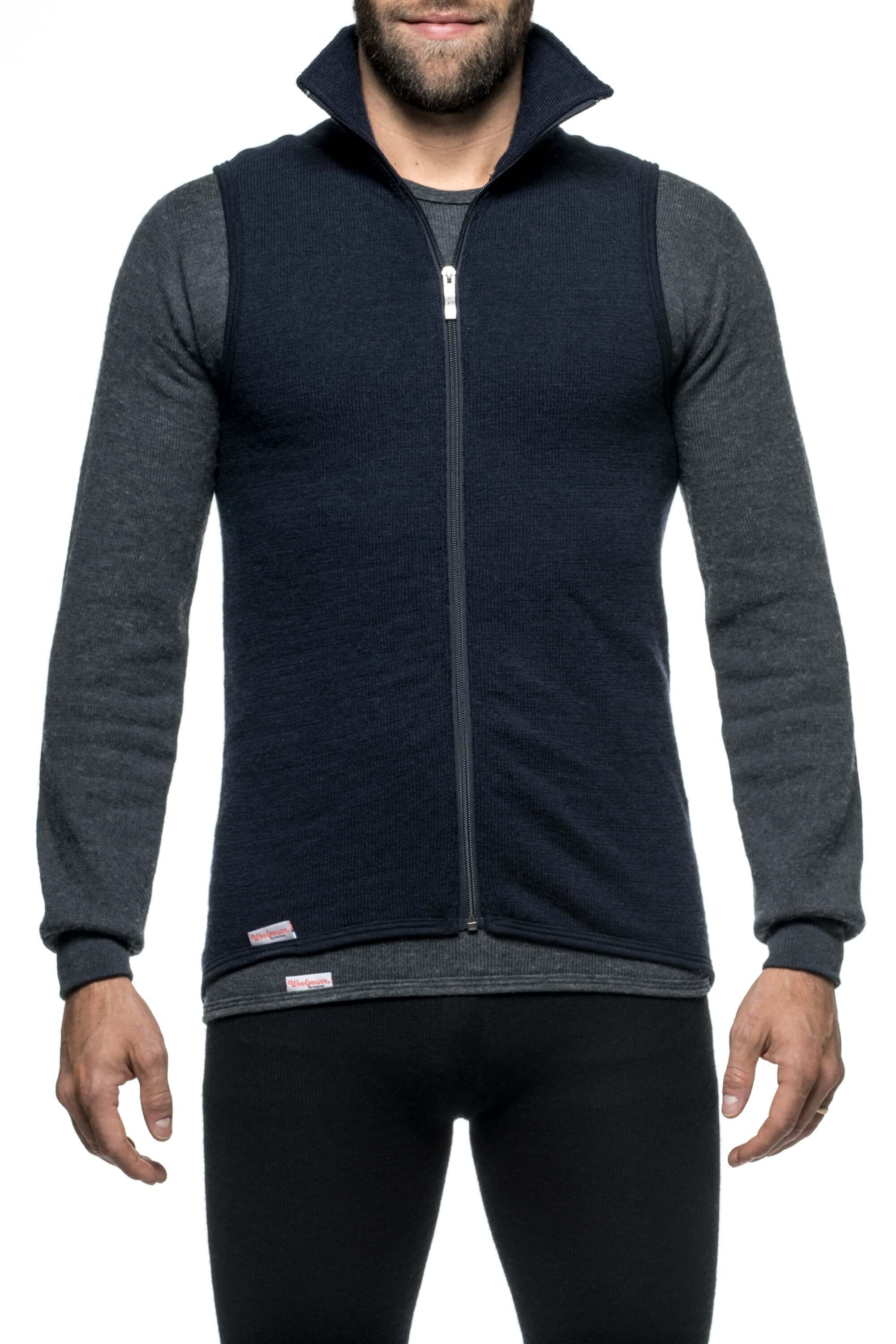 Die Woolpower Vest 400, eine warme Midlayer Weste aus feiner Merinowolle, erhätllich im Online Outdoor Shop FluxPerfect