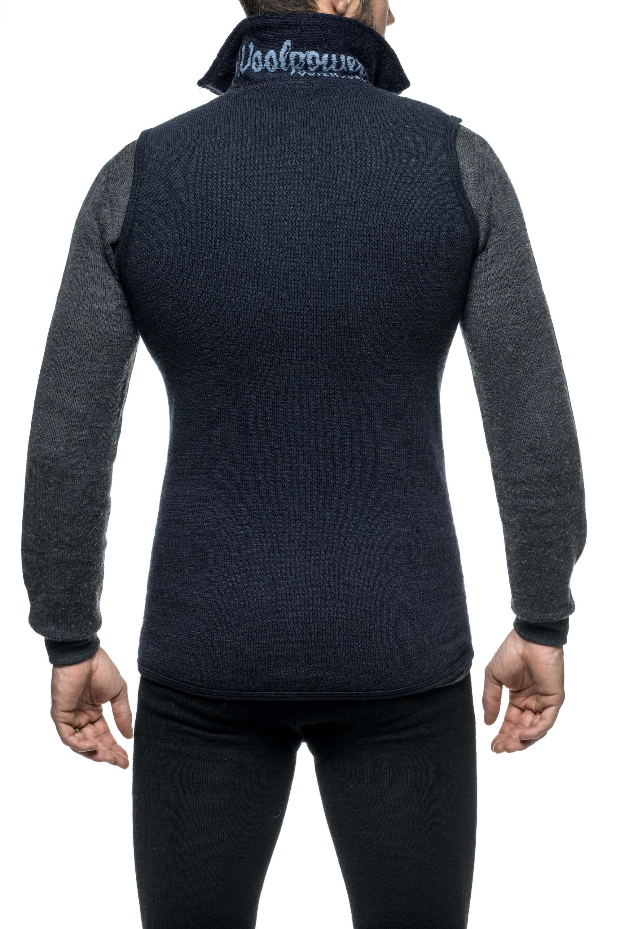 Die Woolpower Vest 400, eine warme Midlayer Weste aus feiner Merinowolle, erhätllich im Online Outdoor Shop FluxPerfect