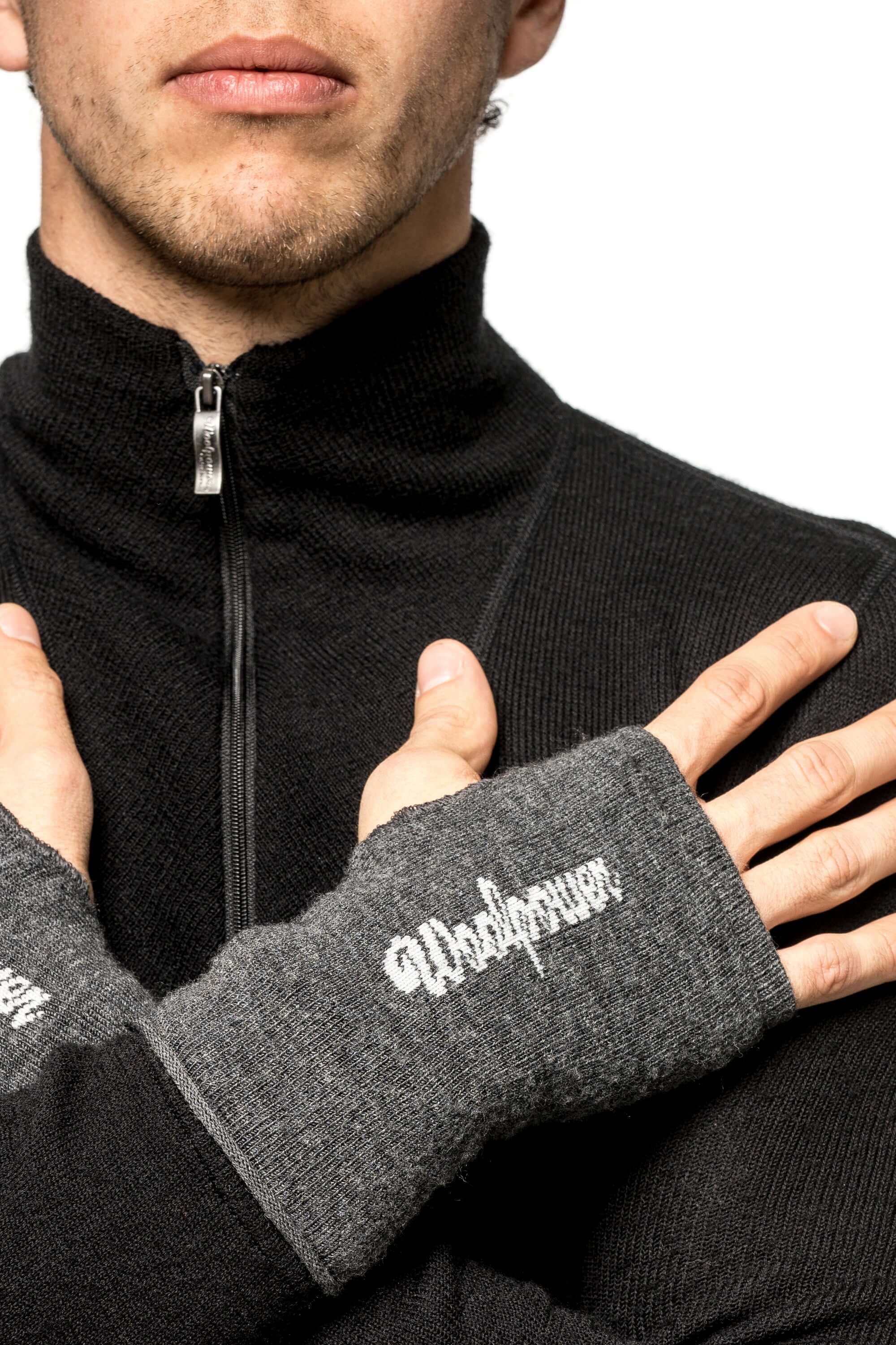 Die Woolpower Wrist Gaiters 200, wärme für deine Handgelenke in jeder Situation, erhältlich im Outdoor Online Shop FluxPerfect