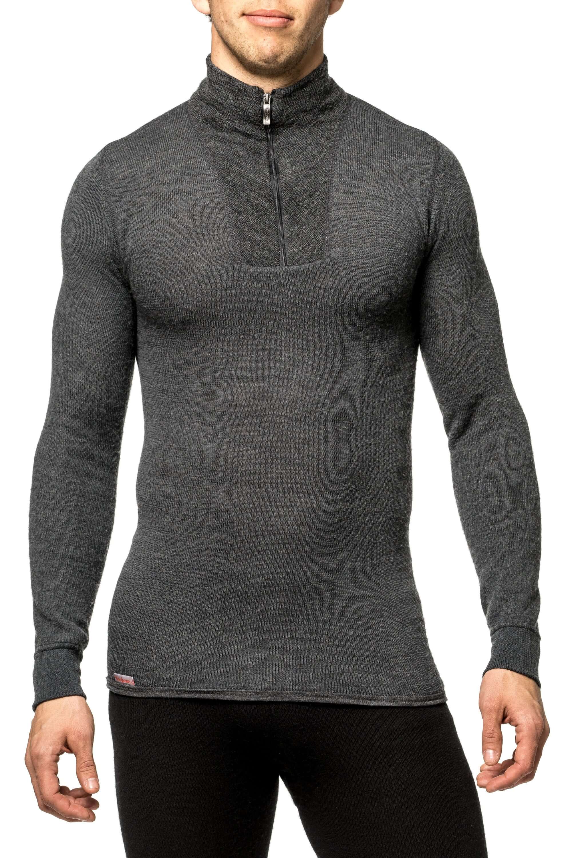 Das Woolpower Zip Turtleneck 200, feinstes Merino Langarm Shirt mit Zip Kragen, ideal für deine Winterabenteuer, erhältlich im Outdoor Online Shop FluxPerfect