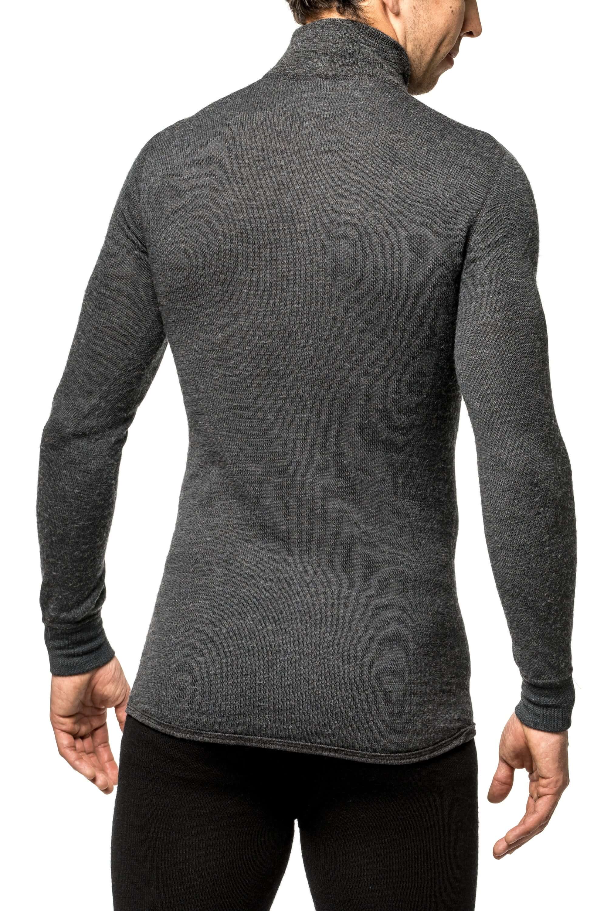 Das Woolpower Zip Turtleneck 200, feinstes Merino Langarm Shirt mit Zip Kragen, ideal für deine Winterabenteuer, erhältlich im Outdoor Online Shop FluxPerfect